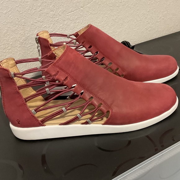 EUC Emu Australia leather booties 9 - Picture 2 of 7